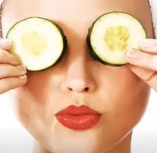Apply the slices to your eye Apply the slices to your eye