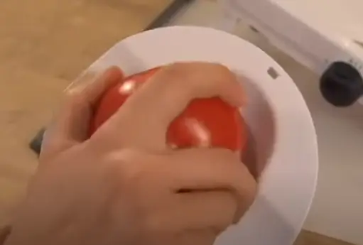Attach food to the safety holder Attach the food item