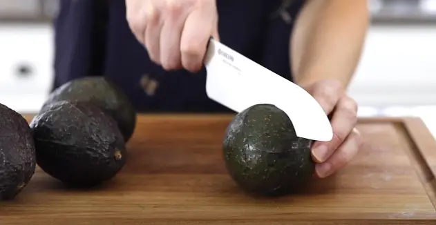 Cut the avocados into halves